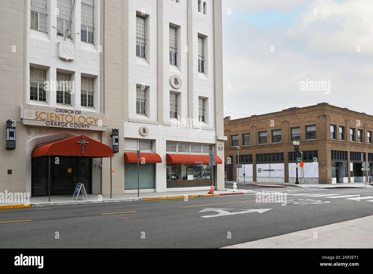 SANTA ANA, KALIFORNIEN - 10. JANUAR 2022: Die Kirche von Scientology und die Mariners Church Gebäude in der Innenstadt von Santa Ana. Stockfoto