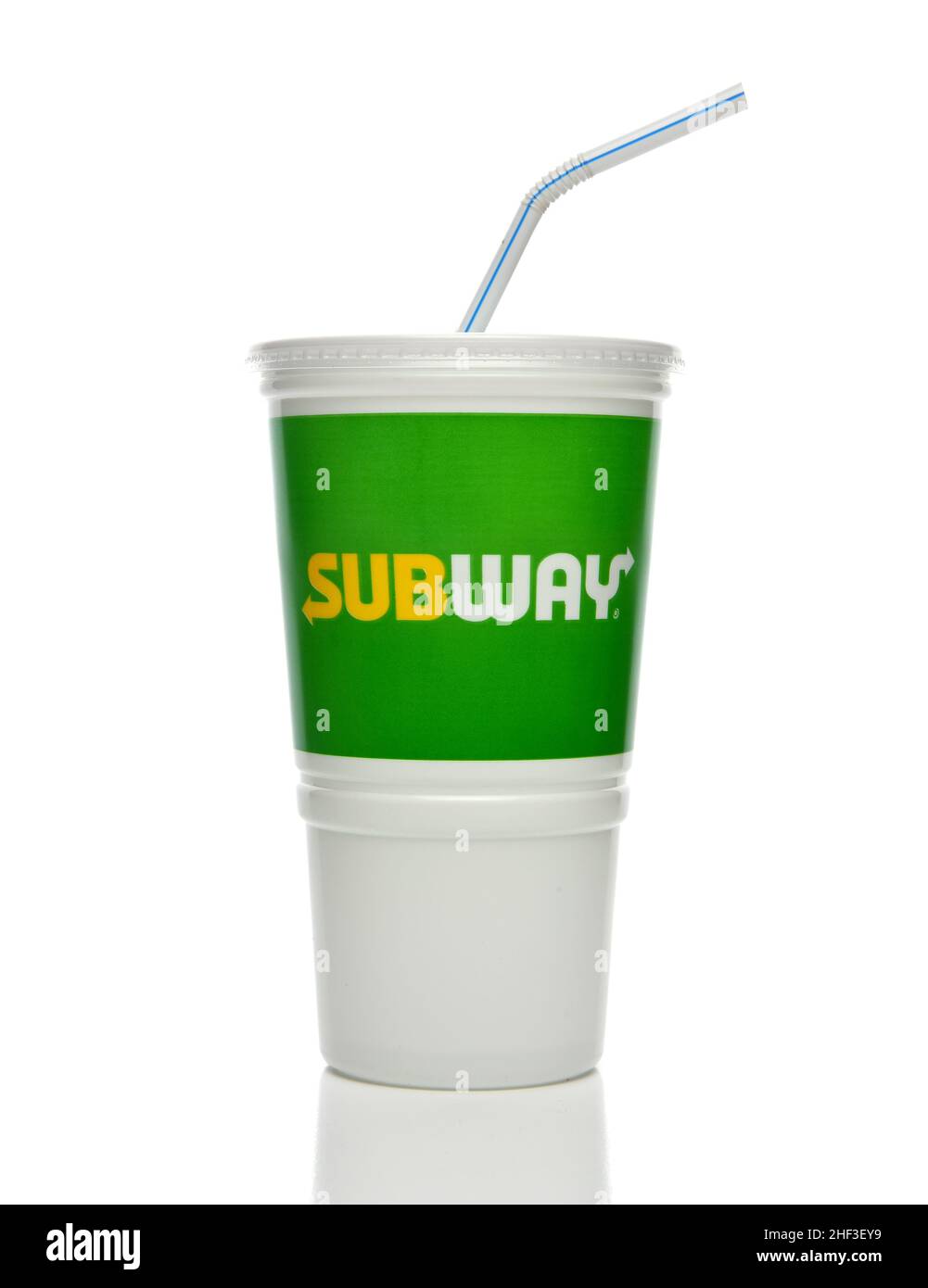 IRIVNE, KALIFORNIEN - 11 JAN 2022: Ein Einweg-Softdrink-Becher aus der Fast-Food-Restaurantkette Subway. Stockfoto