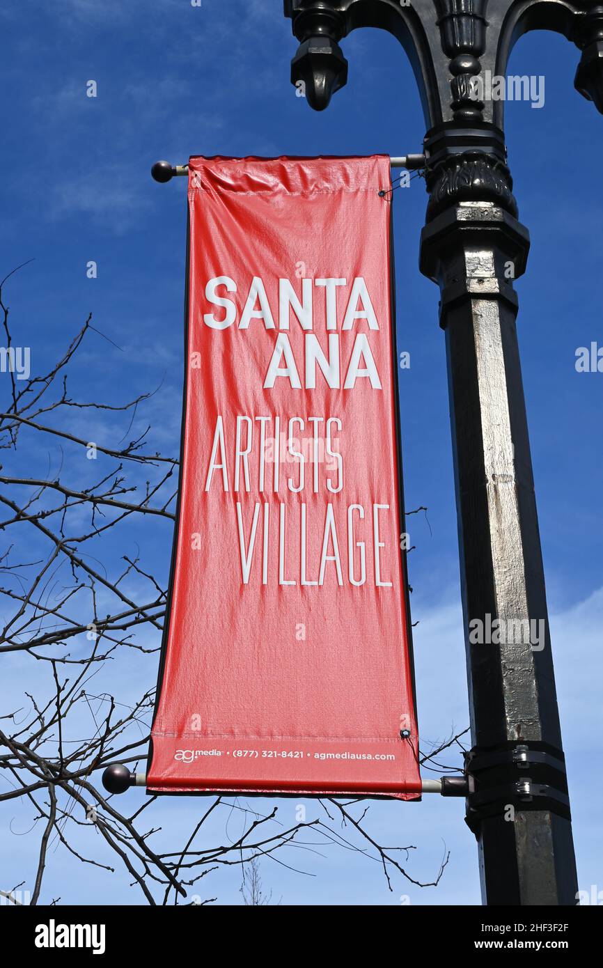 SANTA ANA, KALIFORNIEN - 12 JAN 2022: Santa Ana Artists Village Schild in der Innenstadt von Santa Ana mit schöner historischer Architektur, Künstlern, Kunstgalerien Stockfoto
