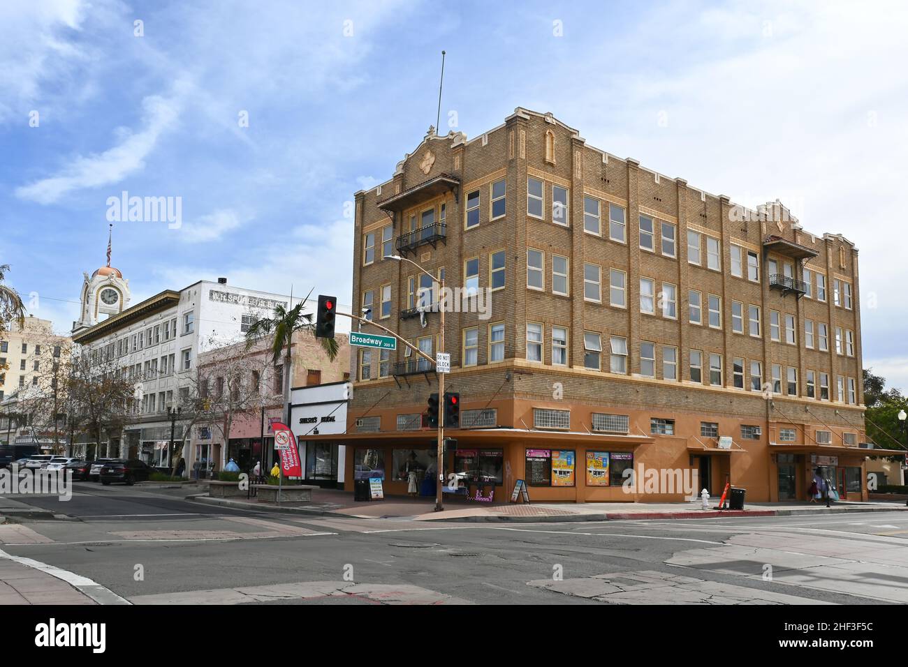 SANTA ANA, KALIFORNIEN - 12. JAN 2022: Historische Gebäude in der Innenstadt von Santa Ana, an der 4th Street und am Broadway. Stockfoto