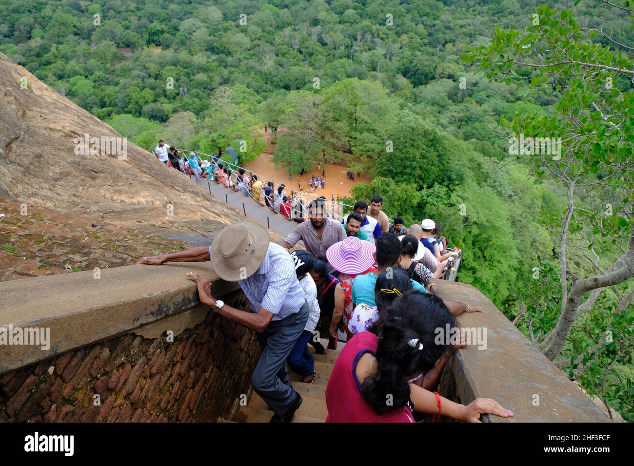 Sri Lanka Sigiriya - Antike Felsenfestung Menschen Klettern die Sigiriya Felsen Stockfoto