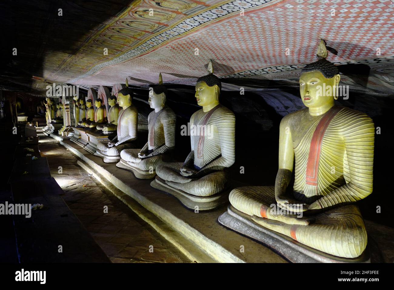 Sri Lanka Dambulla - Dambulla Höhlentempel - Goldener Tempel von Dambulla Skulpturen von Buddha Stockfoto