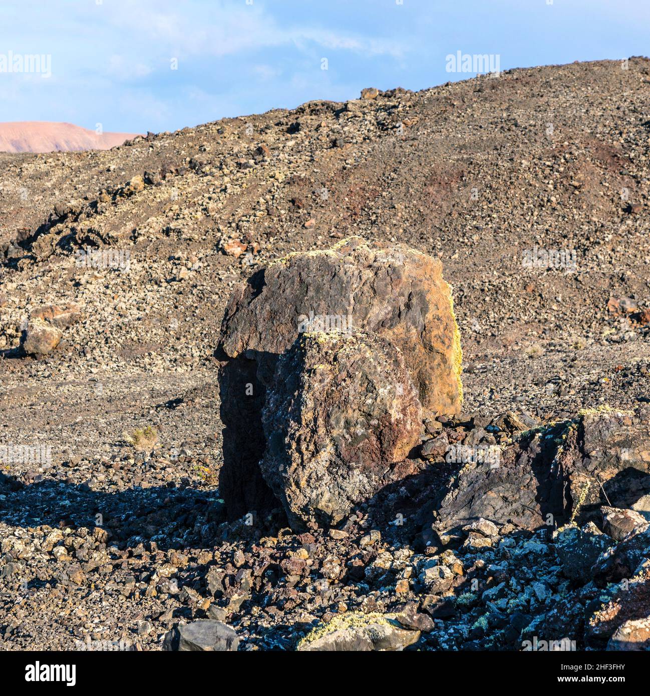 Vulkanische Bombe vor Vulkan Montana Colorada in Lanzarote, Kanarische Inseln, Spanien Stockfoto
