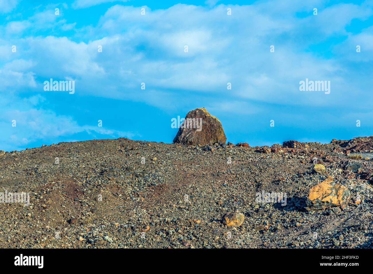 Vulkanische Bombe vor Vulkan Montana Colorada in Lanzarote, Kanarische Inseln, Spanien Stockfoto