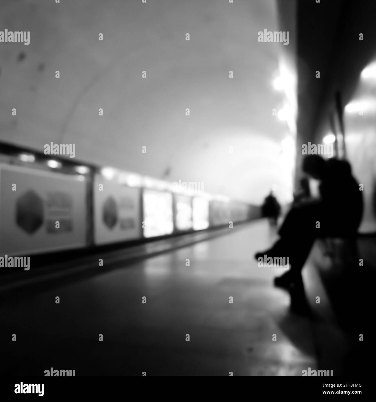 Verschwommenes Bild der U-Bahn mit menschlicher Silhouette Stockfoto