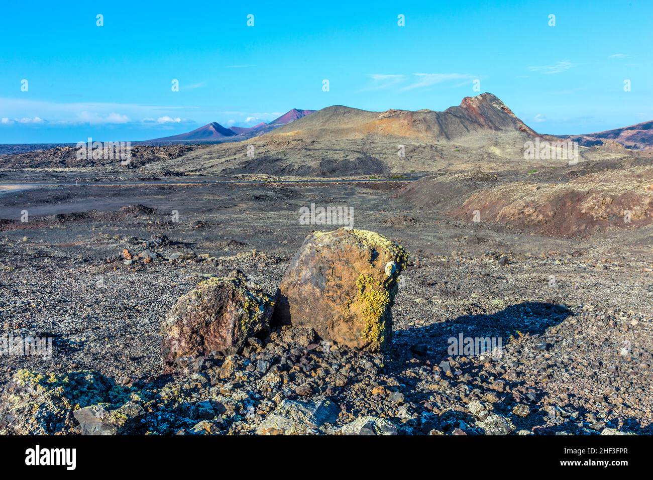 Vulkanische Bombe vor Vulkan Montana Colorada in Lanzarote, Kanarische Inseln, Spanien Stockfoto