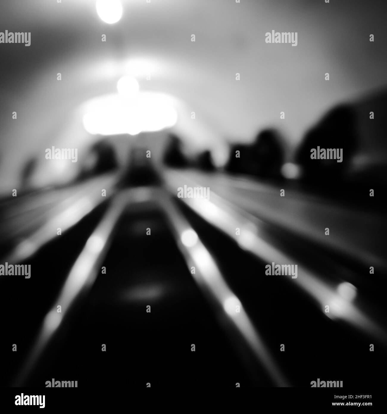 Verschwommenes Bild der U-Bahn mit menschlicher Silhouette Stockfoto