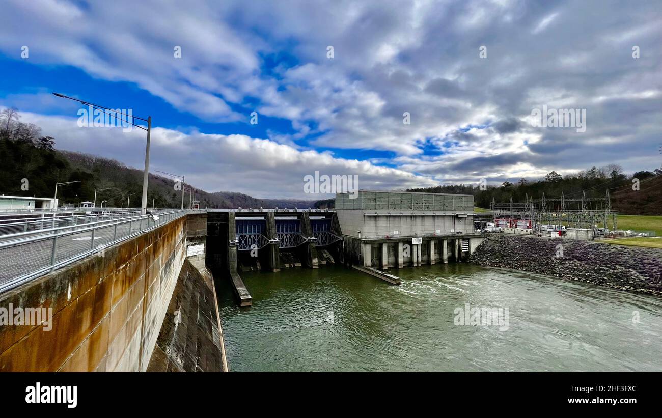 Eine schöne Aussicht auf Melton Hill Dam 3. Januar 2022 auf dem Clinch River in Lenoir City, Tennessee. Das U.S. Army Corps of Engineers Nashville District betreibt und wartet die Schleuse beim Tennessee Valley Authority Projekt. (USACE Foto von Leon Roberts) Stockfoto