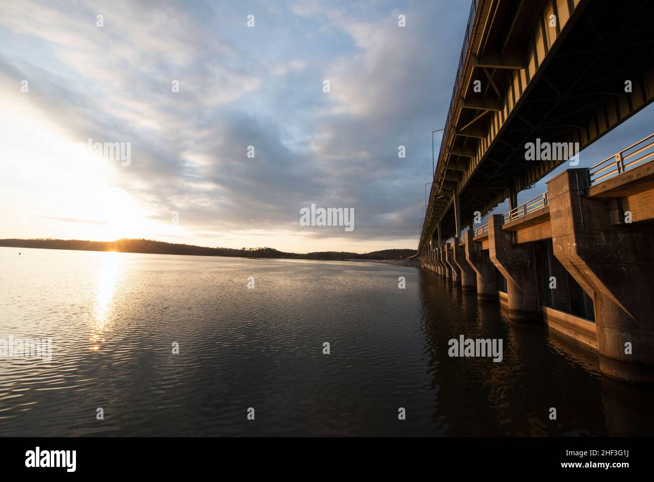 Die Sonne geht am 5. Januar 2022 über dem Chickamauga-Staudamm am Tennessee River in Chattanooga, Tennessee, auf, der von der Tennessee Valley Authority betrieben und gepflegt wird. (USACE Foto von Leon Roberts) Stockfoto