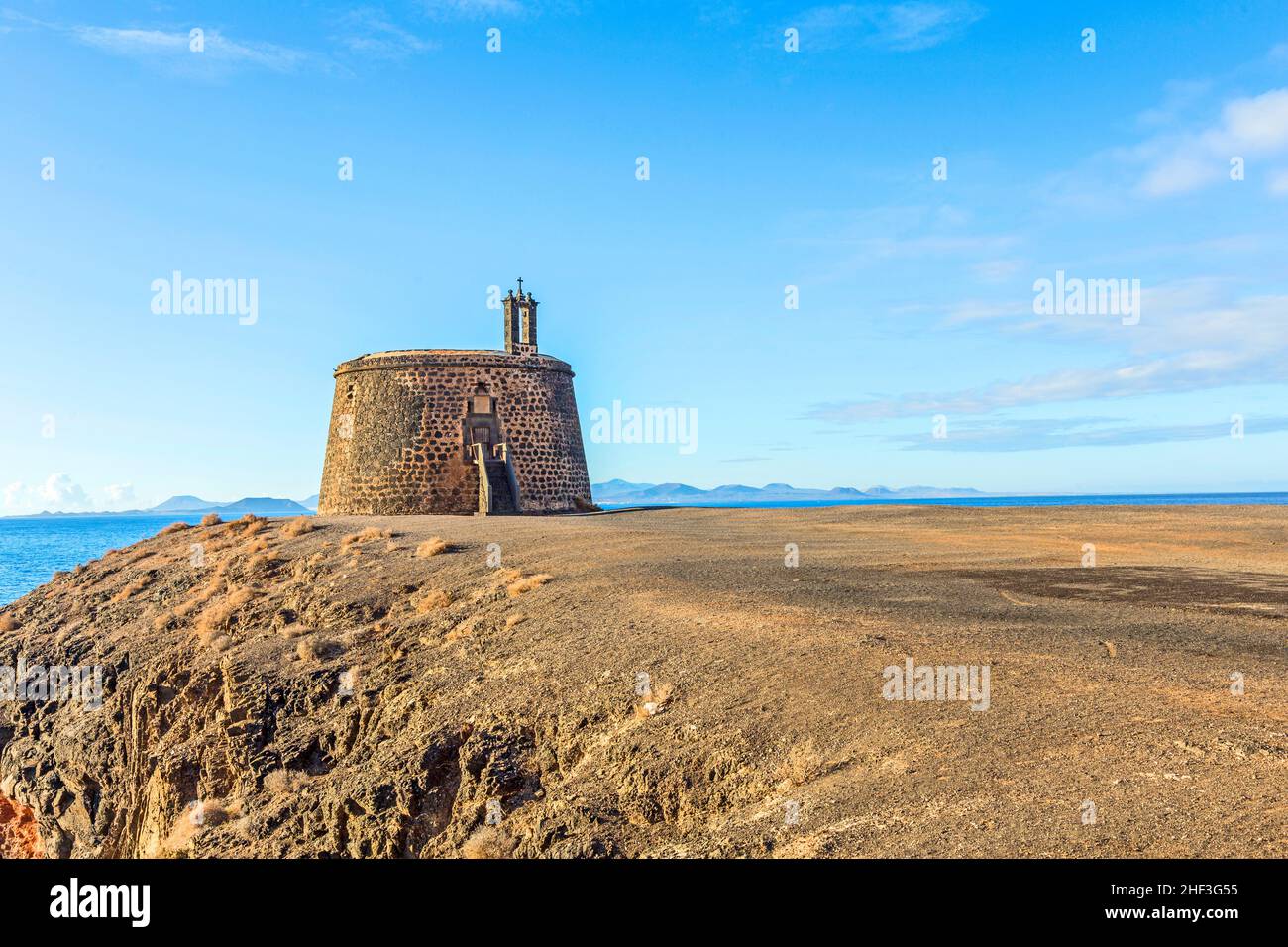 Kleine Burg Castillo de Las Coloradas auf Klippe in Playa Blanca, Lanzarote, Kanarische Inseln, Spanien Stockfoto