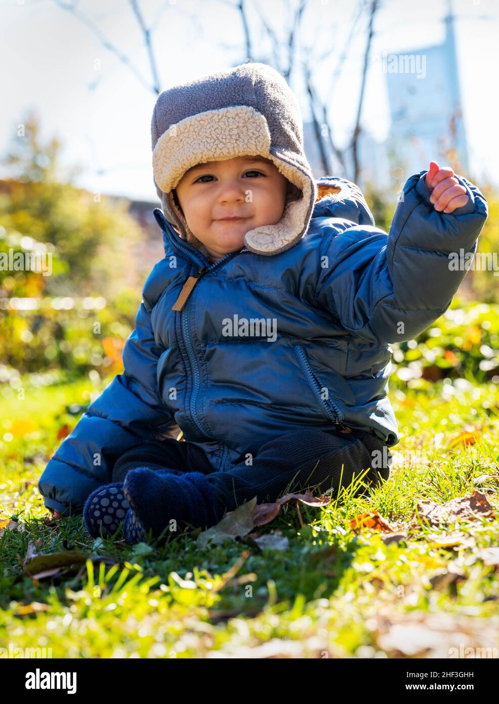 Außenportrait eines 9 Monate alten Jungen mit Philadelphia; Pennsylvania; Skyline dahinter Stockfoto