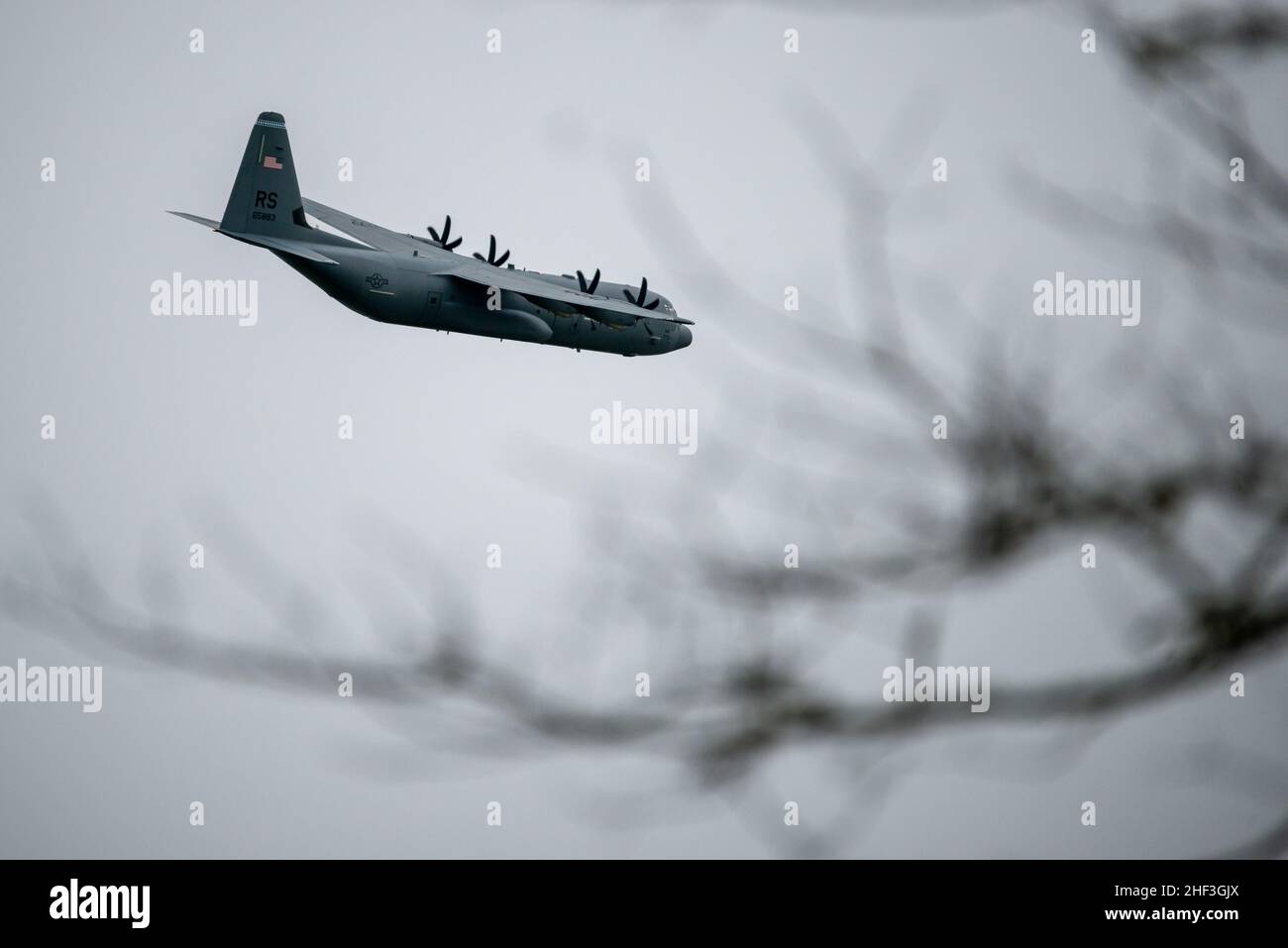 Ein C-130J Super Hercules Flugzeug fliegt von Ramstein, Deutschland, nach Chièvres, Belgien, über Drop Zone Charlie, während drei verschiedene Besatzungen von US-Flugzeugen, die dem 86th Airlift Wing zugeordnet sind, trockene Tropfen auf der Chièvres Air Base, Belgien, durchführen, 07. Januar 2022. Ein trockener Tropfen ist die Simulation eines Fallschirmsprungs oder Fallschirmsprungs, der gemacht wird, wenn die Wetterbedingungen keinen echten erlauben. (USA Foto der Armee von Pierre-Etienne Courtejoie) Stockfoto