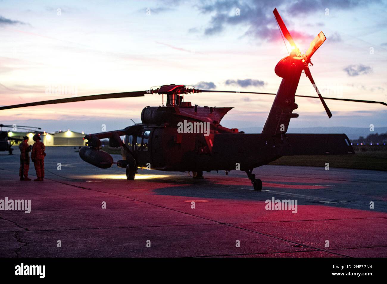 Ein Helikopter der UH-60 Blackhawk vom 1 General Support Aviation Bataillon der US-Armee (1-214-214th GSAB) nimmt am 18. November 2021 an einer Bataillon-Luftangriff-Übung auf dem Wiesbadener Militärflugplatz Teil. Während des Trainings führten die Hubschrauber taktische Geländeflüge und Zeit-auf-Ziel-Trainings unter den Bedingungen des Night Vision Systems durch. (USA Armeefoto von Michele Wiencek.) Stockfoto