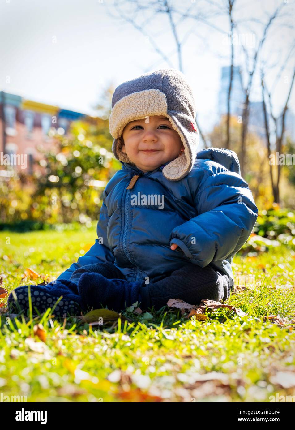 Außenportrait eines 9 Monate alten Jungen mit Philadelphia; Pennsylvania; Skyline dahinter Stockfoto