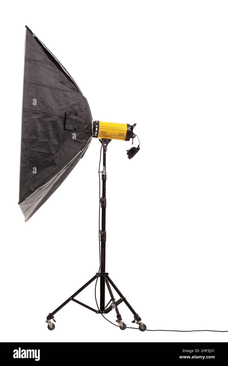 Blitzlicht mit Softbox auf Stativ mit Rädern. Studio-Beleuchtung auf weißem Hintergrund isoliert. Stockfoto