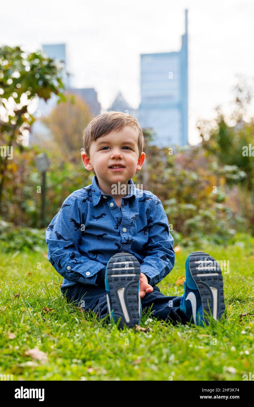 Außenportrait eines 2 1/2-jährigen Jungen mit Philadelphia; Pennsylvania; Skyline dahinter Stockfoto
