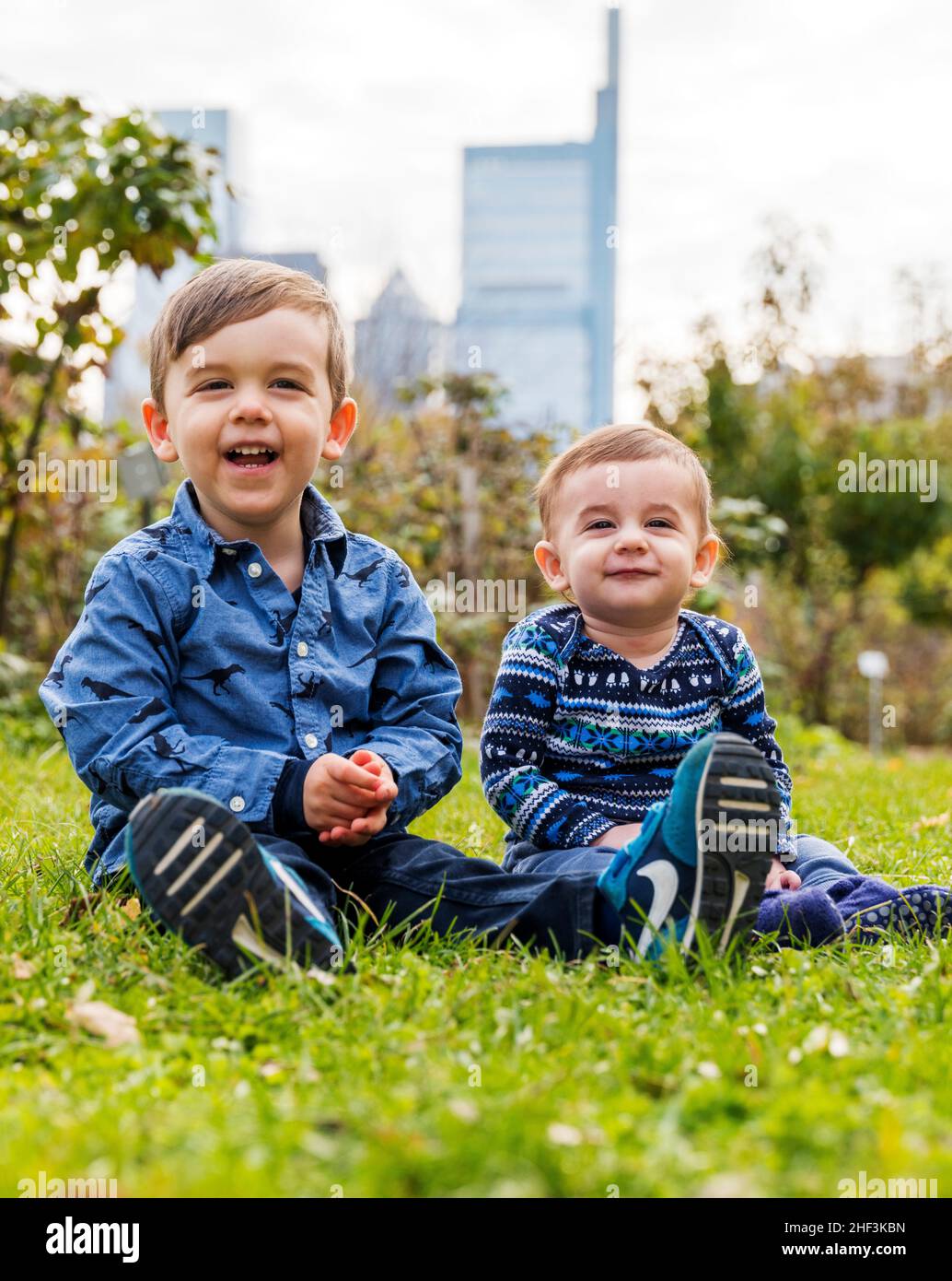 Außenportrait von 2 1/2-jährigen und 7-monatigen Brüdern mit Philadelphia; Pennsylvania; Skyline dahinter Stockfoto