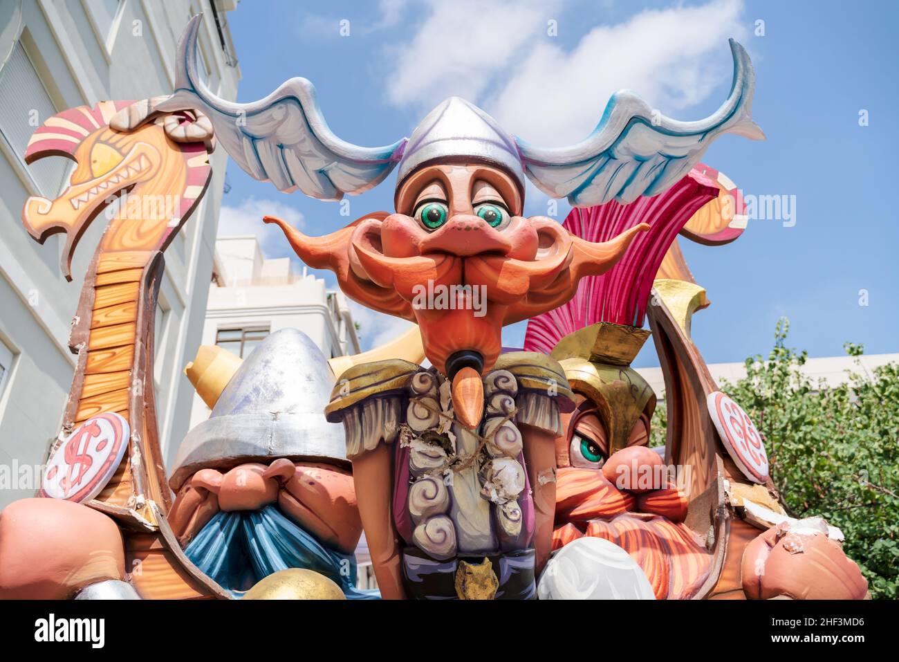 Valencia, Spanien - 4. September 2021: Wikinger Papiermaché-Figuren für die traditionelle Feier 'Fallas' in Valencia, Spanien Stockfoto