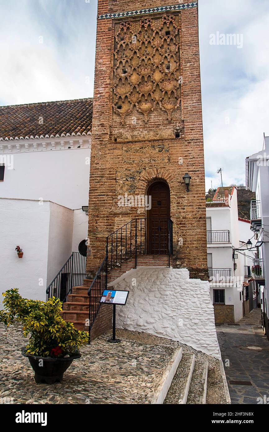 Archez ist ein kleines Dorf in der Provinz Malaga, in Südspanien Dies ist der Torre Alminar (Minarettturm) der Dorfkirche Stockfoto Archez ist ein kleines Dorf in der Provinz Malaga, in Südspanien Dies ist der Torre Alminar (Minarettturm) der Dorfkirche Stockfoto