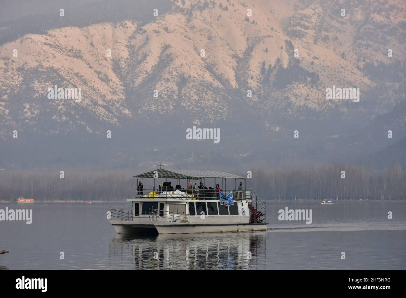 Srinagar, Kaschmir, Indien. 13th Januar 2022. Touristen, die sich an einem kalten Wintertag auf der Passagierfähre Vergnügen. (Bild: © Saqib Majeed/SOPA Images via ZUMA Press Wire) Stockfoto