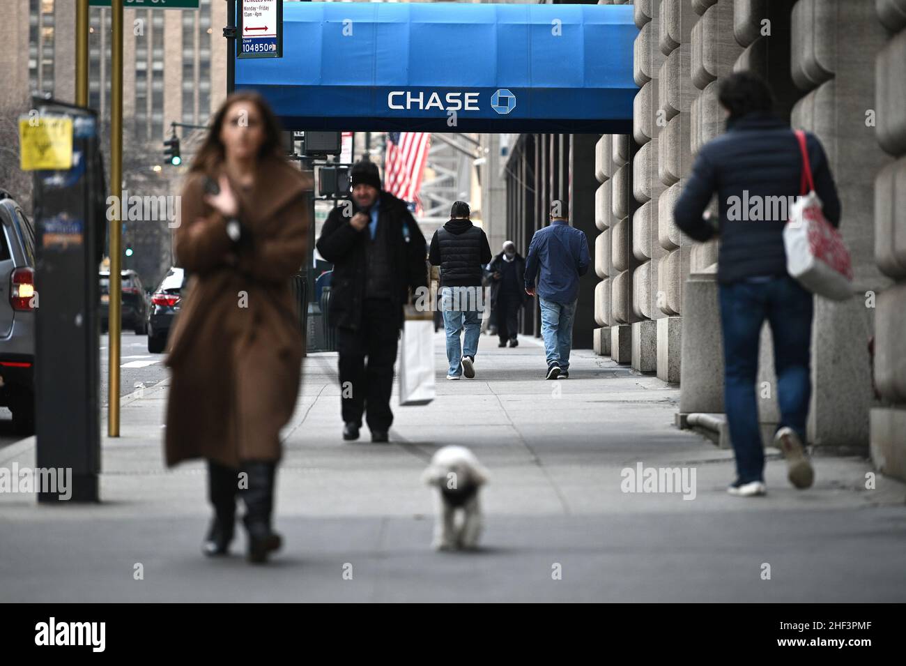 New York, USA. 13th Januar 2022. Die Menschen laufen entlang der Park Avenue in der Nähe einer JPMorgan Chase Bankfiliale in New York, NY, 13. Januar 2022. Jamie Dimon, CEO von JPMorgan Chase, sagte, dass nicht geimpfte Mitarbeiter gekündigt werden könnten. (Foto von Anthony Behar/Sipa USA) Quelle: SIPA USA/Alamy Live News Stockfoto