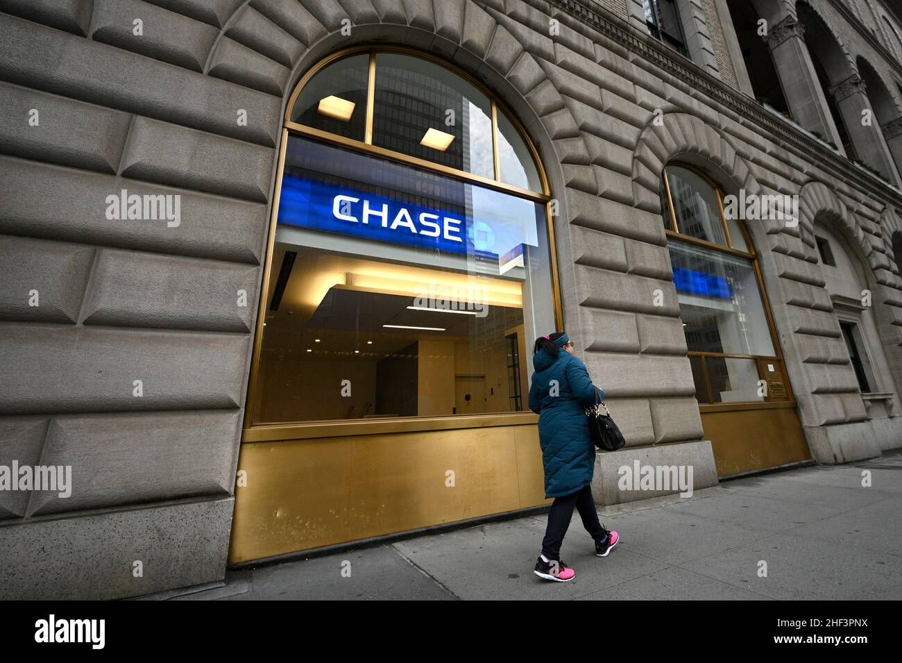 New York, USA. 13th Januar 2022. Eine Frau kommt an einer JPMorgan Chase Bankfiliale auf der Park Avenue in New York, NY, 13. Januar 2022 vorbei. Jamie Dimon, CEO von JPMorgan Chase, sagte, dass nicht geimpfte Mitarbeiter gekündigt werden könnten. (Foto von Anthony Behar/Sipa USA) Quelle: SIPA USA/Alamy Live News Stockfoto