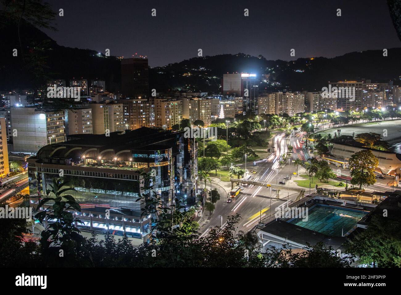 Nachtansicht des Botafogo-Viertels auf dem Gipfel des Pasmado-Hügels in Rio de Janeiro. Stockfoto