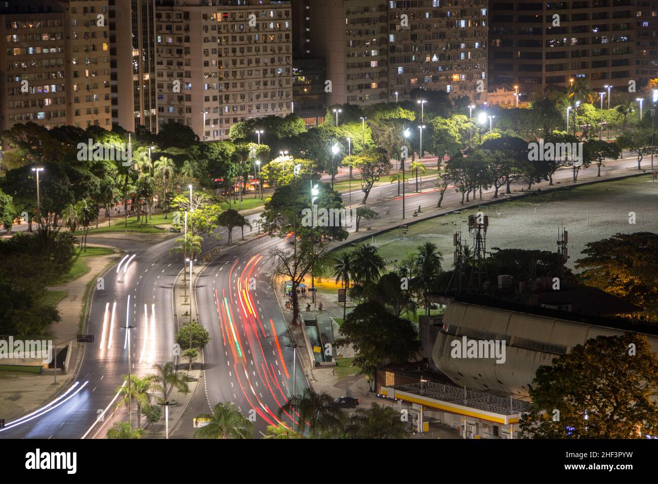 Nachtansicht des Botafogo-Viertels auf dem Gipfel des Pasmado-Hügels in Rio de Janeiro. Stockfoto