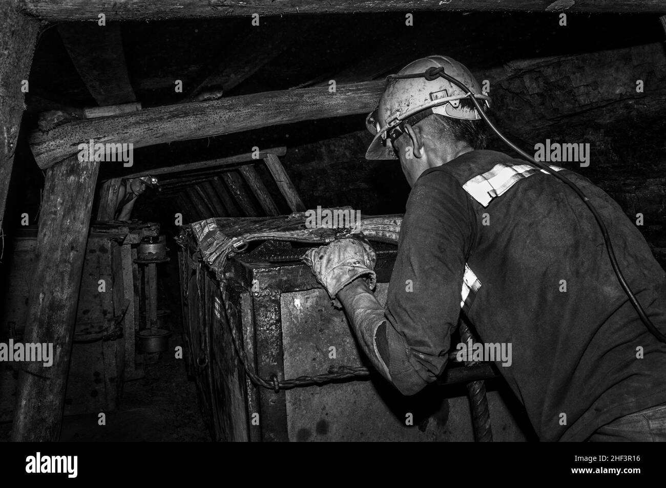 Achtzig Meter unter der Erde, begleitet Kohlebergarbeiter an einem Tag Arbeit Stockfoto