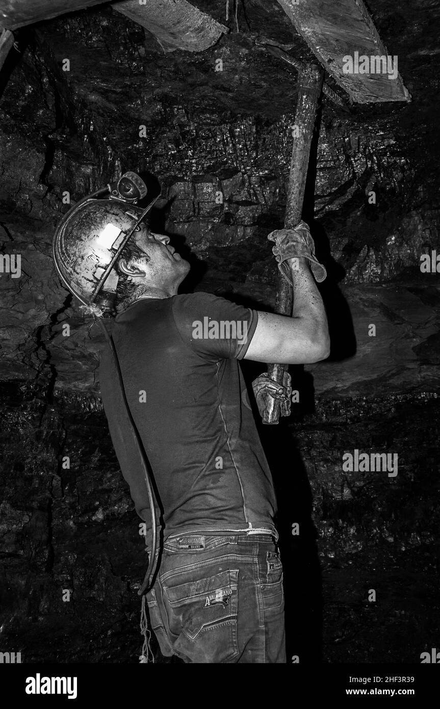 Achtzig Meter unter der Erde, begleitet Kohlebergarbeiter an einem Tag Arbeit Stockfoto