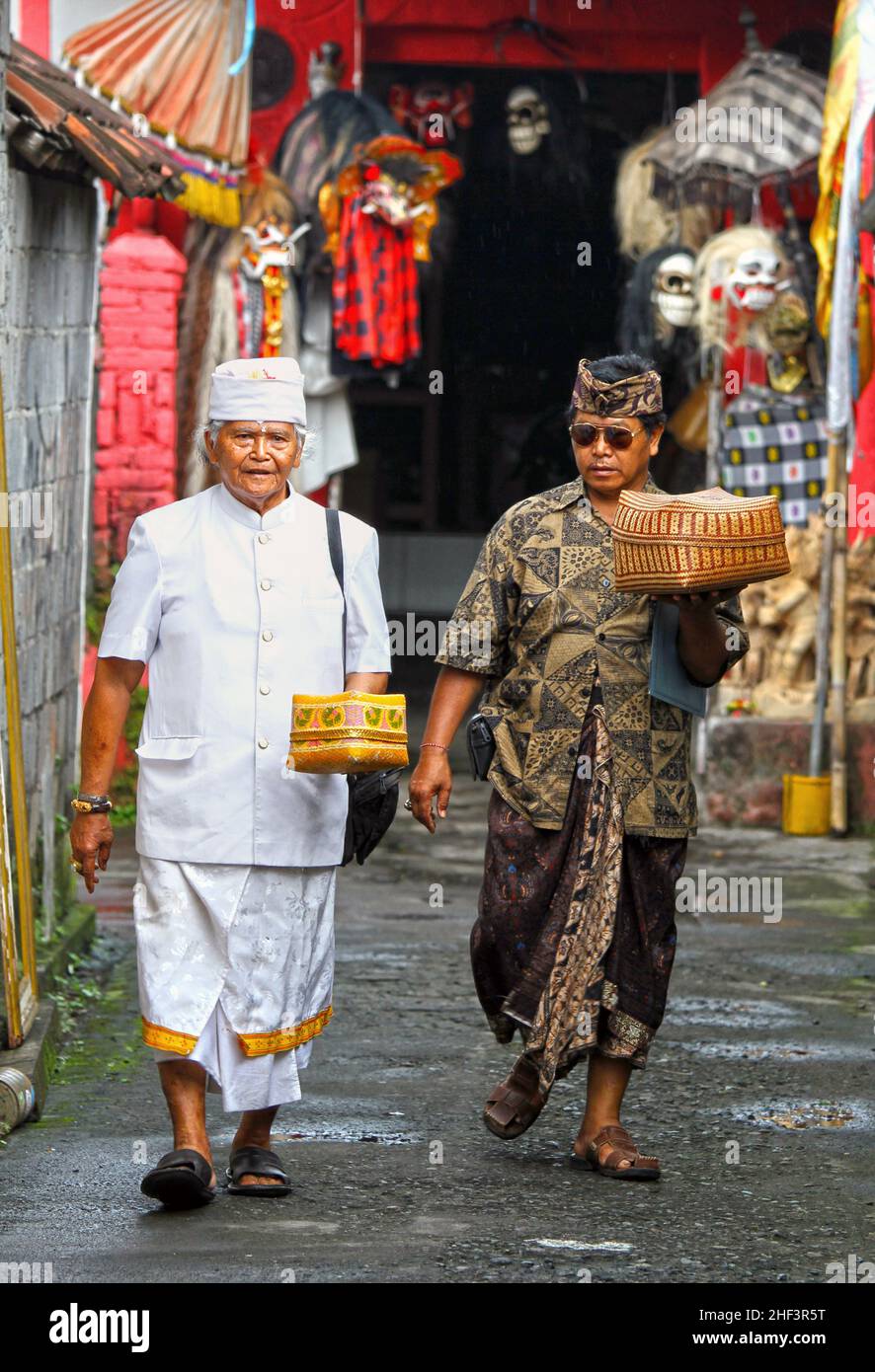 Zwei balinesische Männer, einer ältere, gehen auf dem Sukawati Markt in Bali, Indonesien Stockfoto