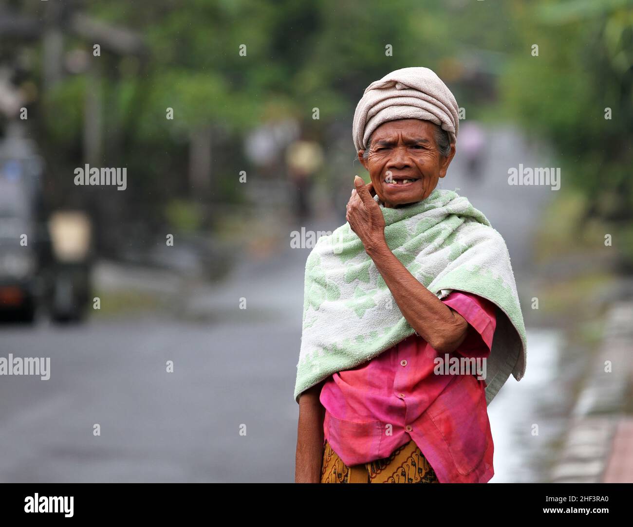 Ältere Balinesen, die in einer Straße in der Nähe des Sukawati-Marktes in Bali, Indonesien, Stockfoto