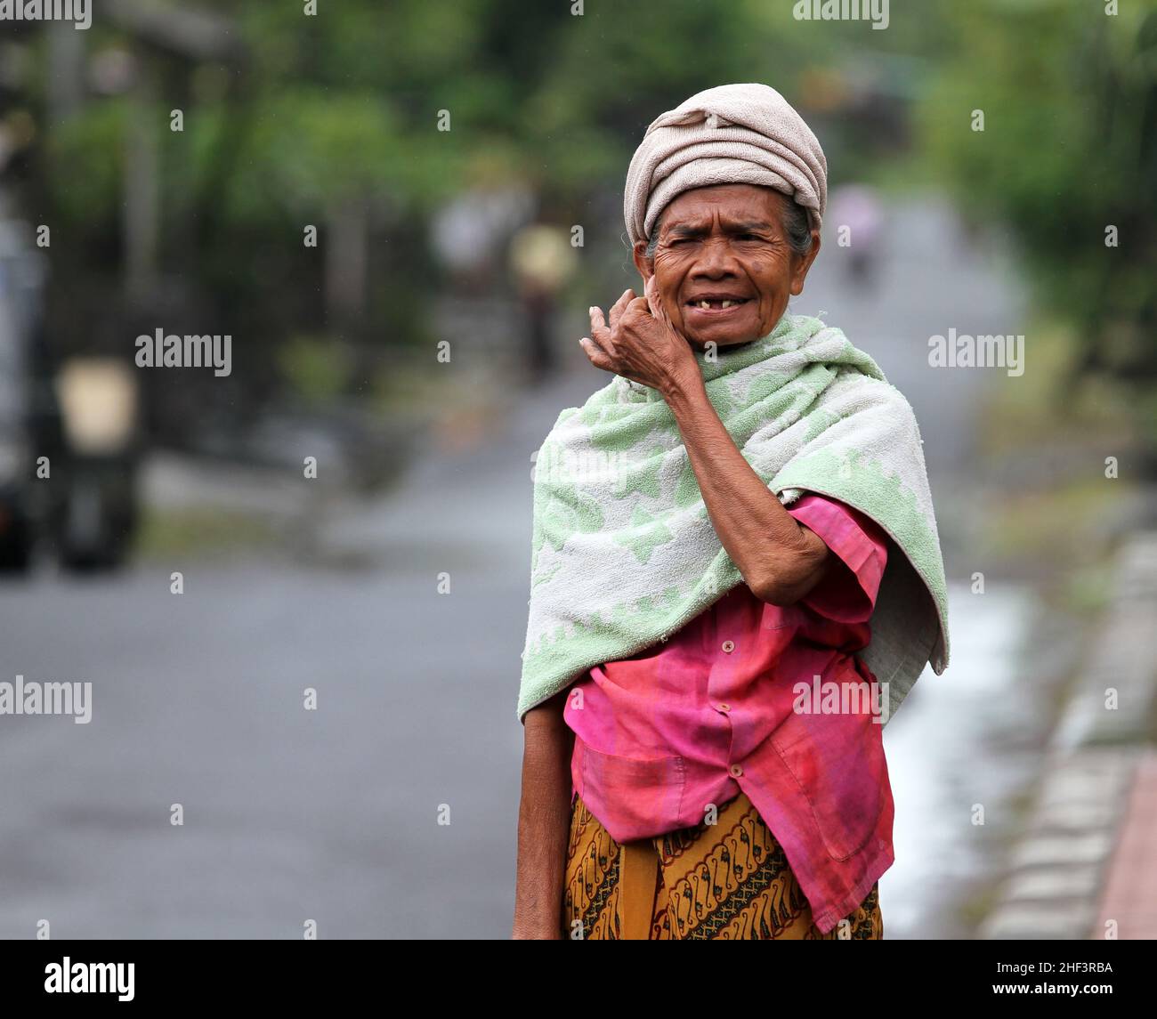 Ältere Balinesen, die in einer Straße in der Nähe des Sukawati-Marktes in Bali, Indonesien, Stockfoto