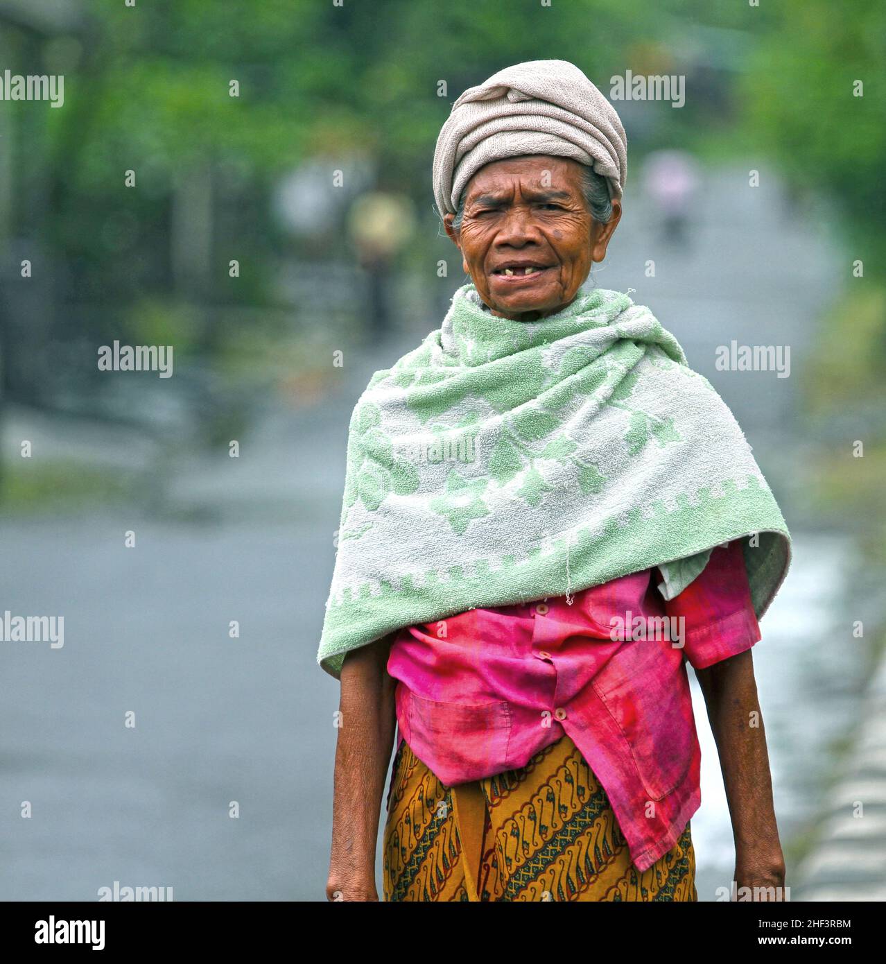 Ältere Balinesen, die in einer Straße in der Nähe des Sukawati-Marktes in Bali, Indonesien, Stockfoto