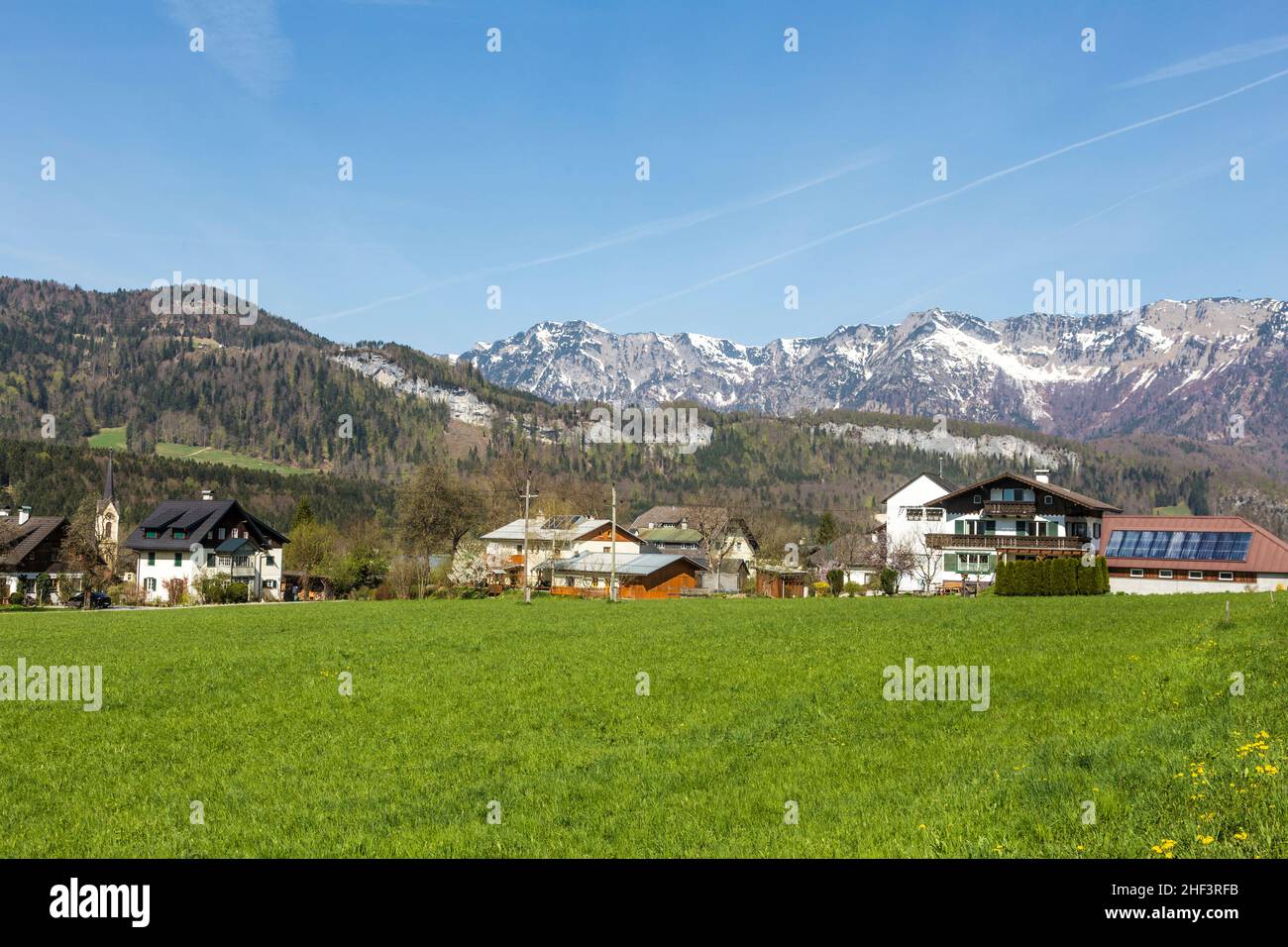 Häuser mit Alp Panorama in Bad Goisern, Österreich Stockfoto