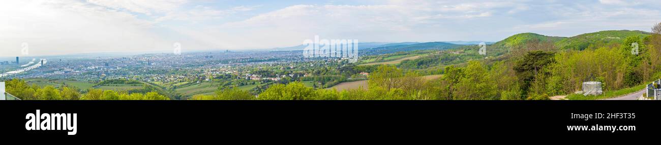 Wiener Skyline mit Landschaft von Grinzing und wienerwald Stockfoto