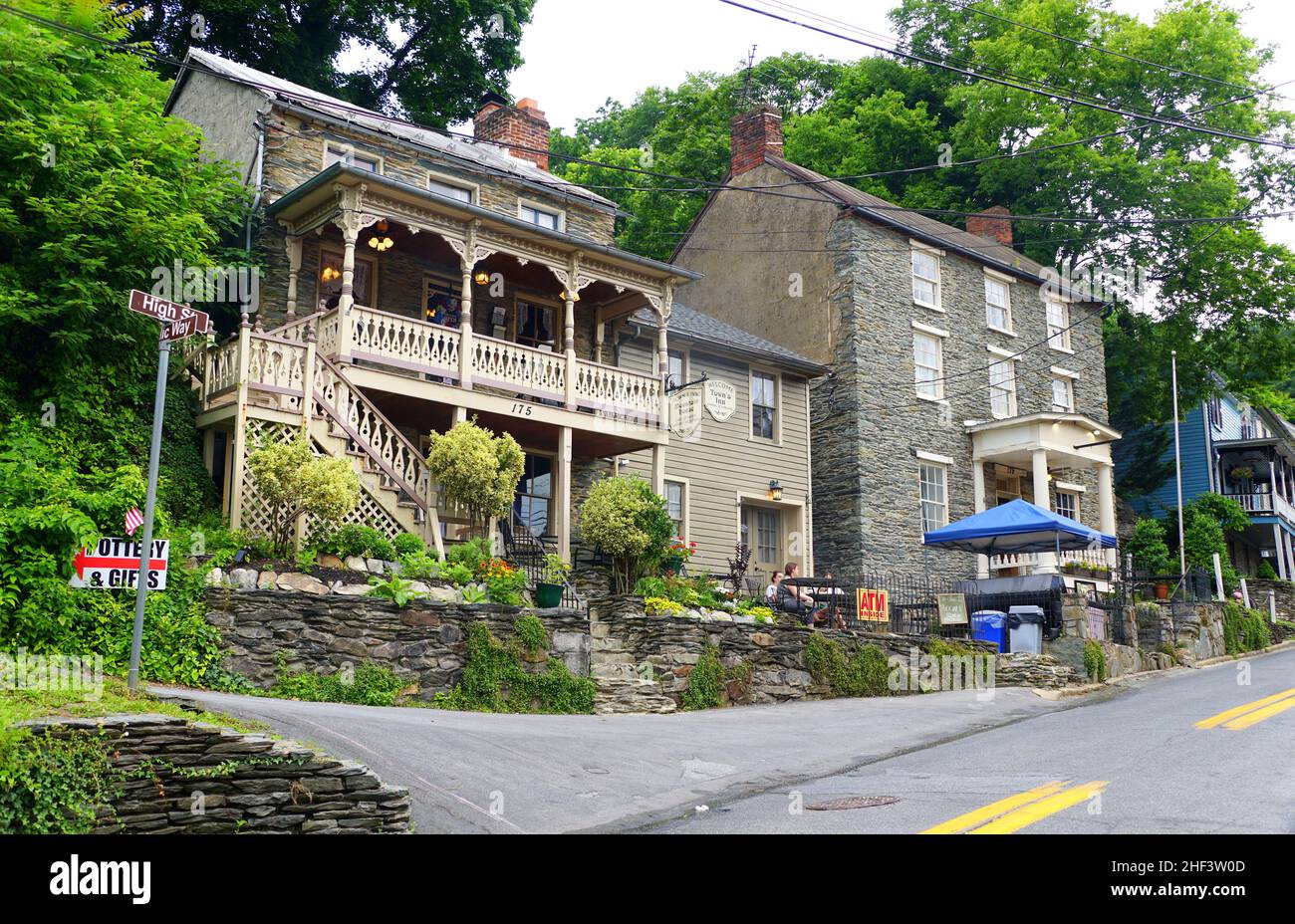 Harpers Ferry, West Virginia, U.S.A - 22. August 2021 - Blick auf die Wohn- und Geschäftsgebäude an der Hauptstraße Stockfoto