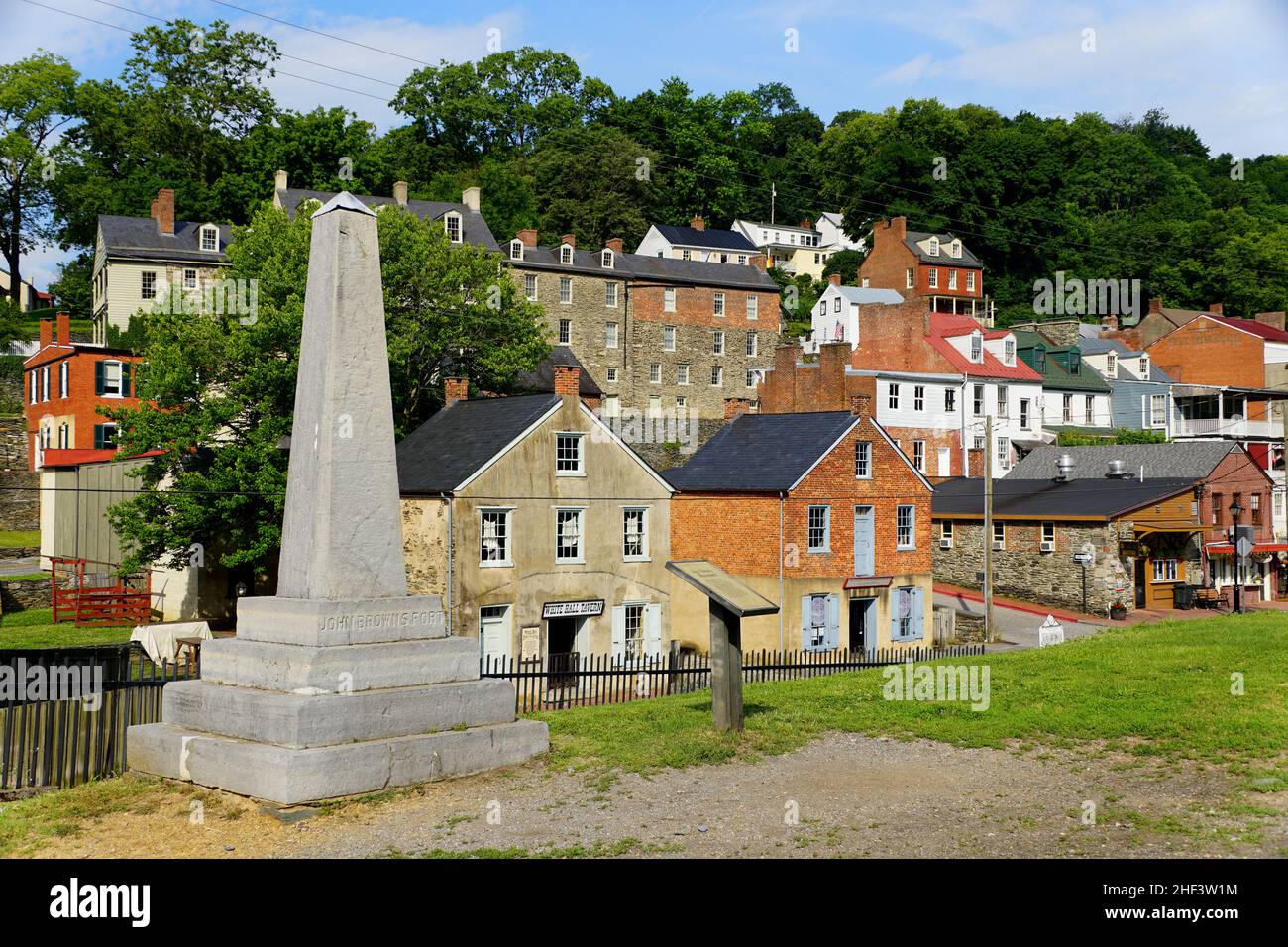 Harpers Ferry, West Virginia, U.S.A - 22. August 2021 - Blick auf die Wohn- und Geschäftsgebäude an der Hauptstraße Stockfoto