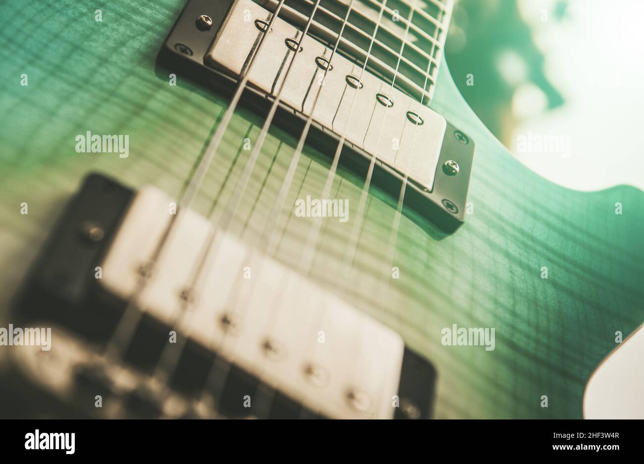 Erfunden im Jahr 1932 Moderne E-Gitarre Instrument Close Up, Music Industry Theme. Stockfoto