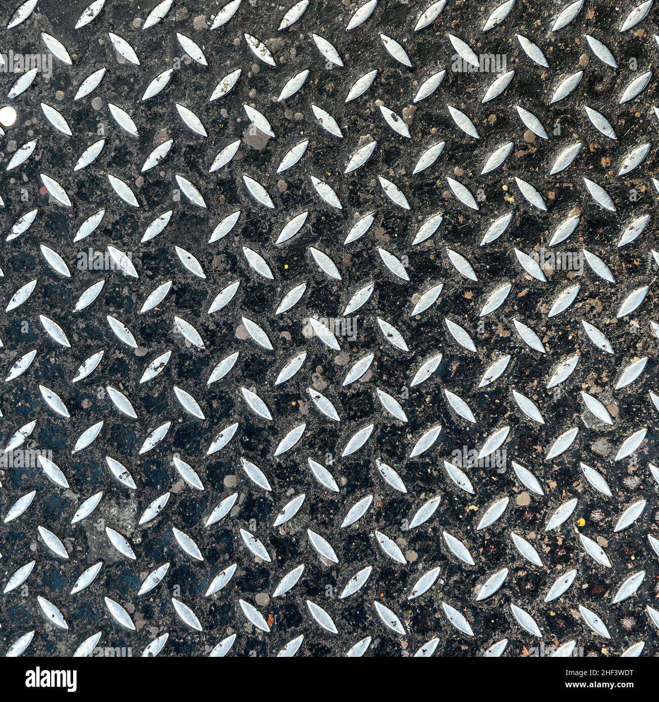 Abstrakte Sicht der Metallplatte einer Treppe der Eiffelturm in Paris, Frankreich Stockfoto