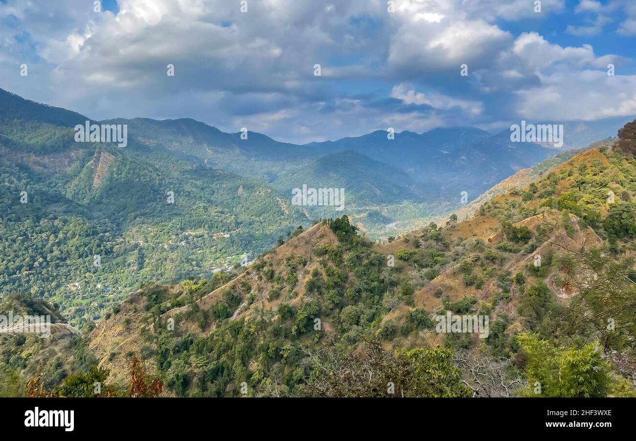 Ein offener Blick auf das riesige Bergtal mit trockenem Gras und bewölktem Himmel Stockfoto