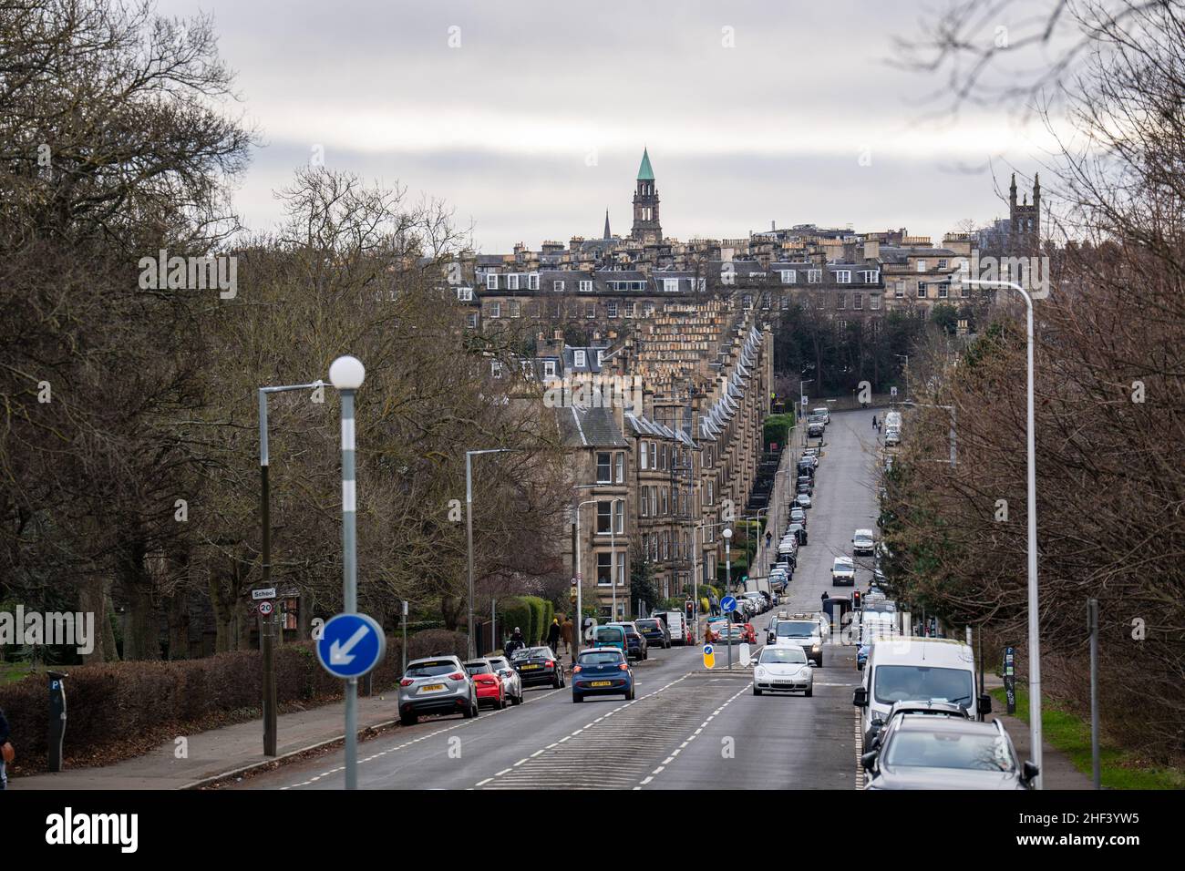 Abendansicht der historischen Gebäude in der Altstadt von Edinburgh, Schottland, Großbritannien Stockfoto