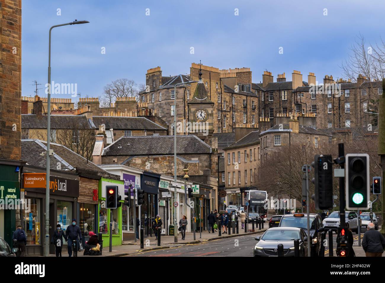 Abendansicht der historischen Gebäude in der Altstadt von Edinburgh, Schottland, Großbritannien Stockfoto