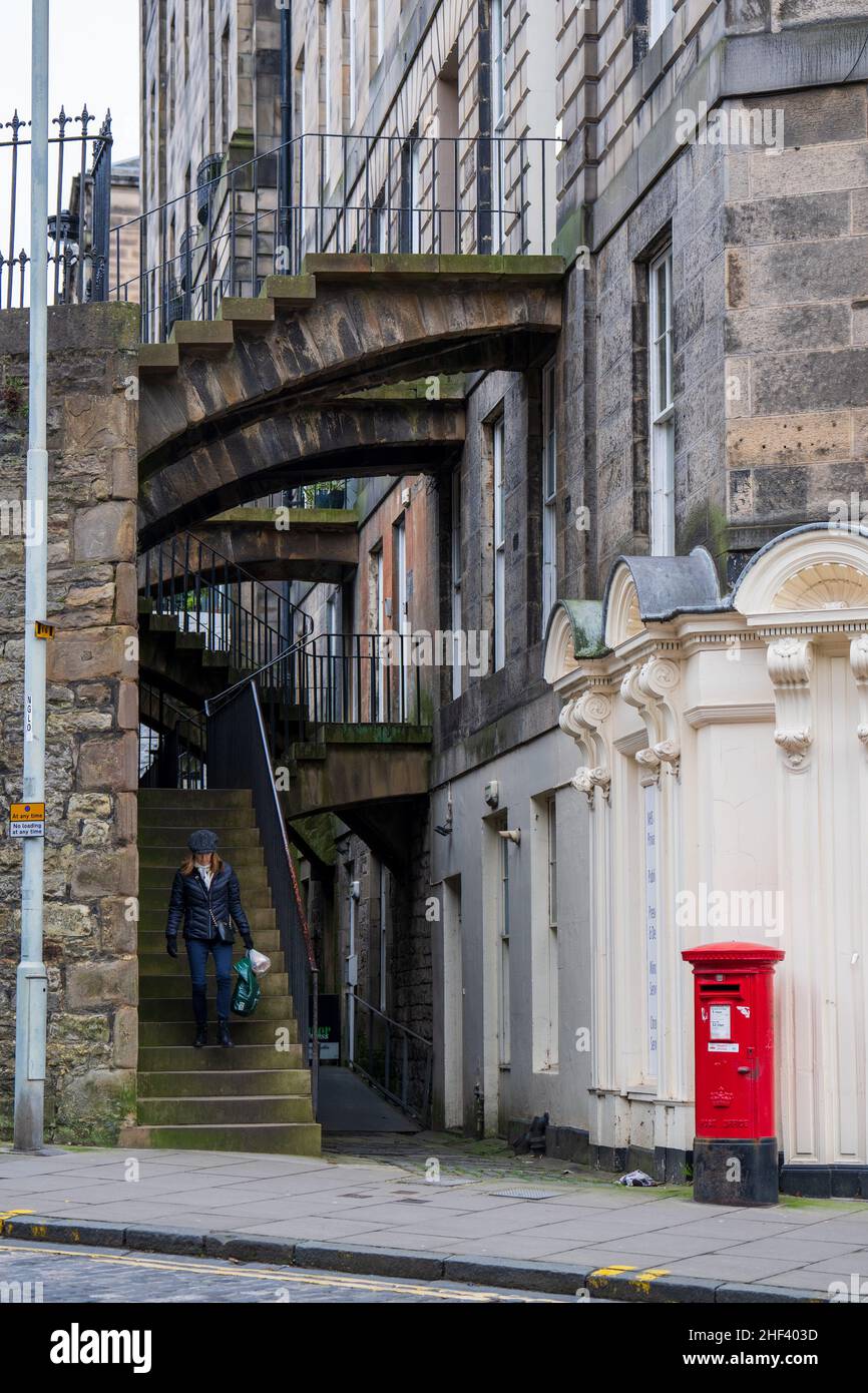 Abendansicht der historischen Gebäude in der Altstadt von Edinburgh, Schottland, Großbritannien Stockfoto