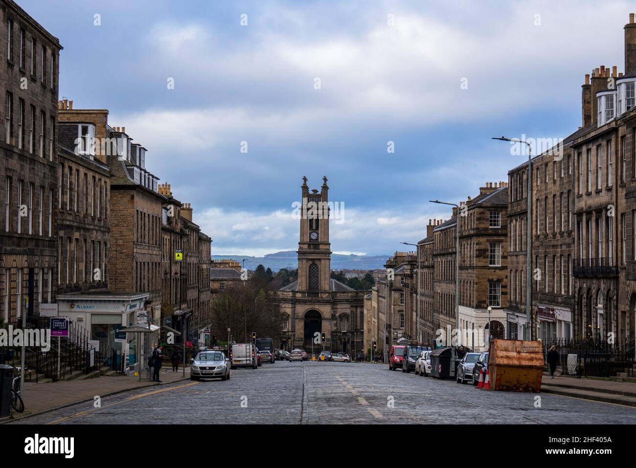 Abendansicht der historischen Gebäude in der Altstadt von Edinburgh, Schottland, Großbritannien Stockfoto