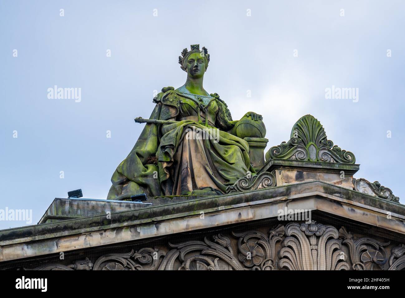 Abendansicht der historischen Gebäude in der Altstadt von Edinburgh, Schottland, Großbritannien Stockfoto