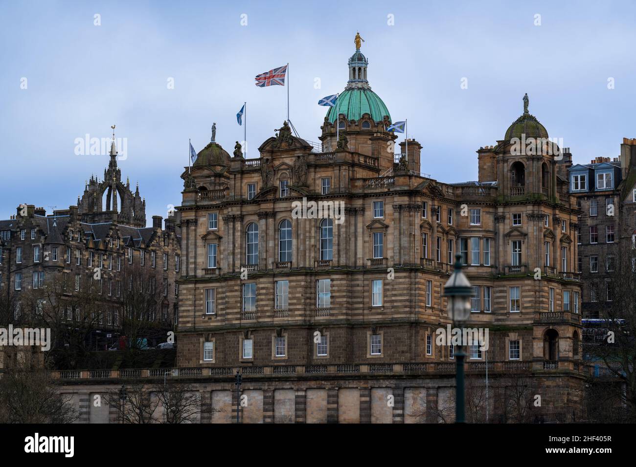 Abendansicht der historischen Gebäude in der Altstadt von Edinburgh, Schottland, Großbritannien Stockfoto