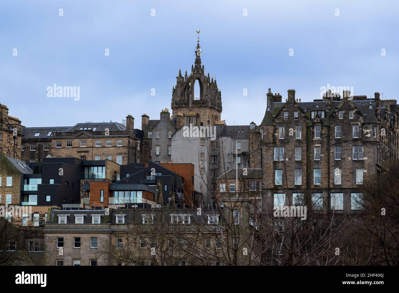 Abendansicht der historischen Gebäude in der Altstadt von Edinburgh, Schottland, Großbritannien Stockfoto