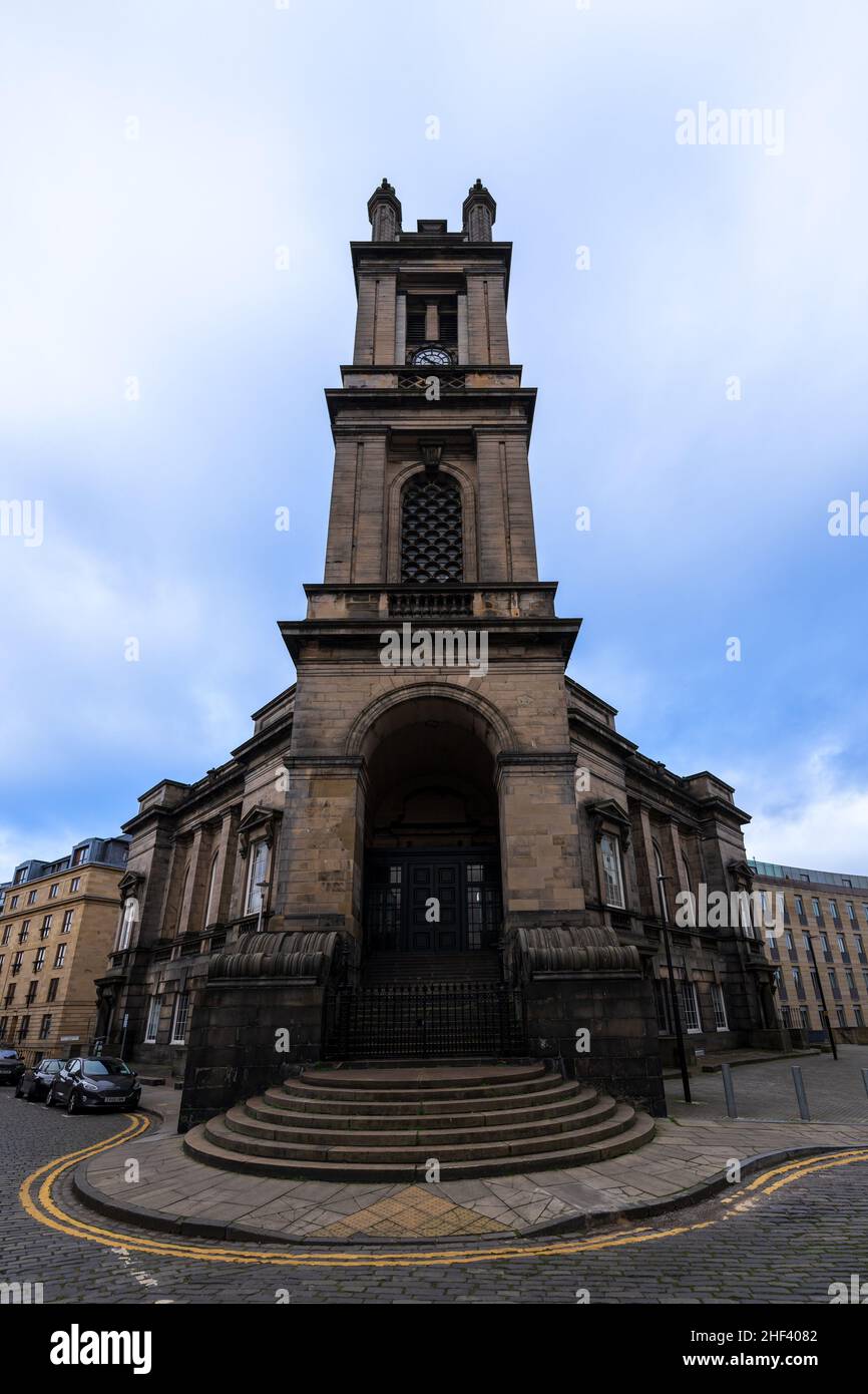 Abendansicht der historischen Gebäude in der Altstadt von Edinburgh, Schottland, Großbritannien Stockfoto