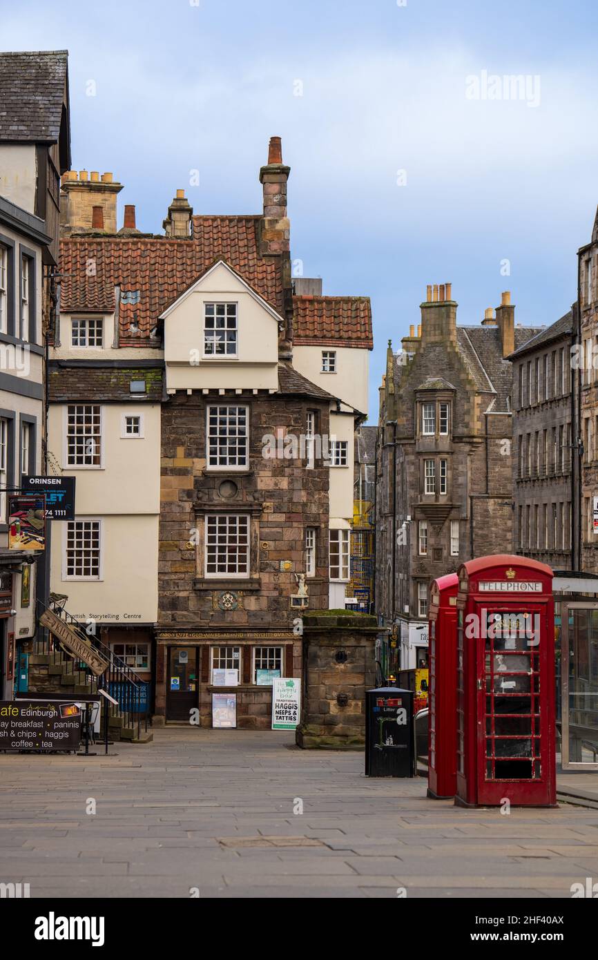 Abendansicht der historischen Gebäude in der Altstadt von Edinburgh, Schottland, Großbritannien Stockfoto